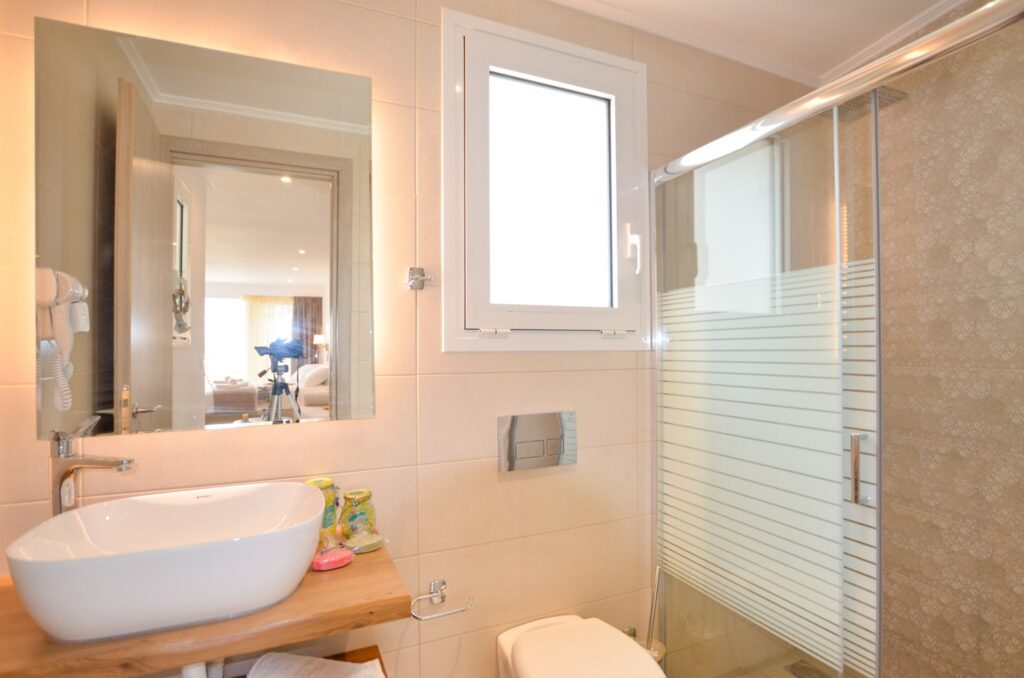 1stFloorSouth_bathroom01-min
