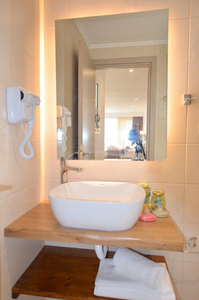 1stFloorSouth_bathroom02-min