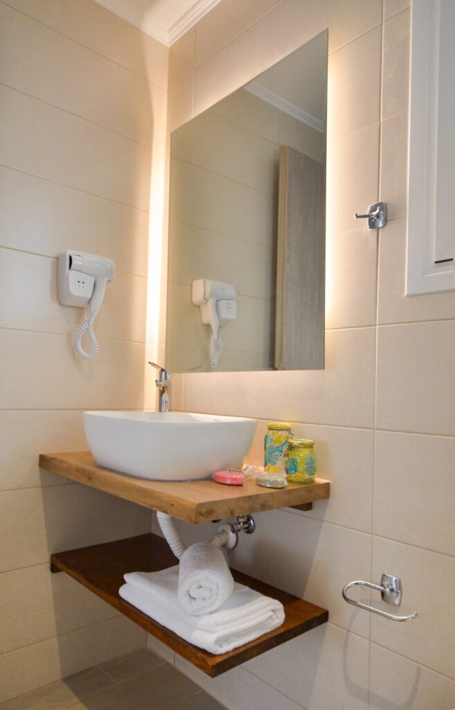 1stFloorSouth_bathroom03-min